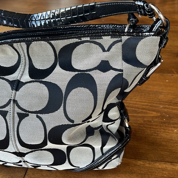 Coach Chelsea 18903 Shoulder Bag - Picture 5 of 16